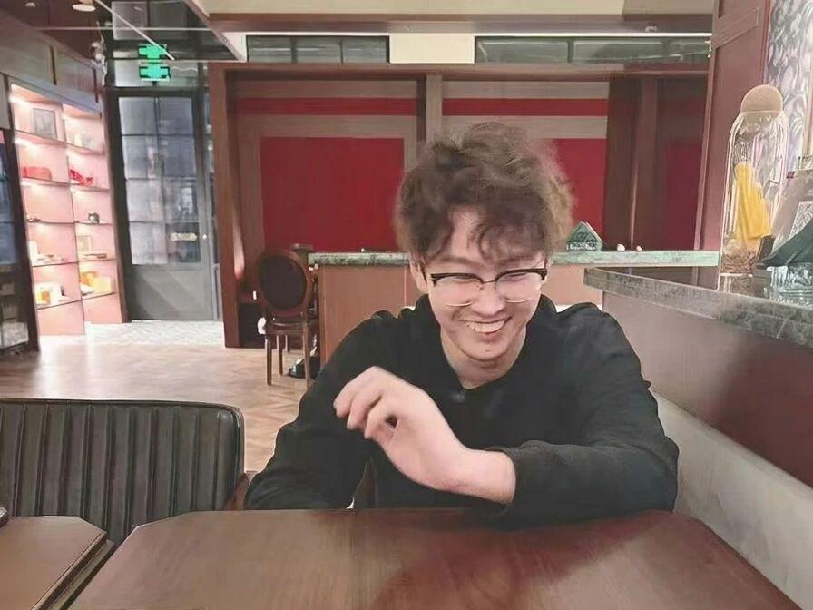 T2j2cKgu5uGkr0j2.jpg