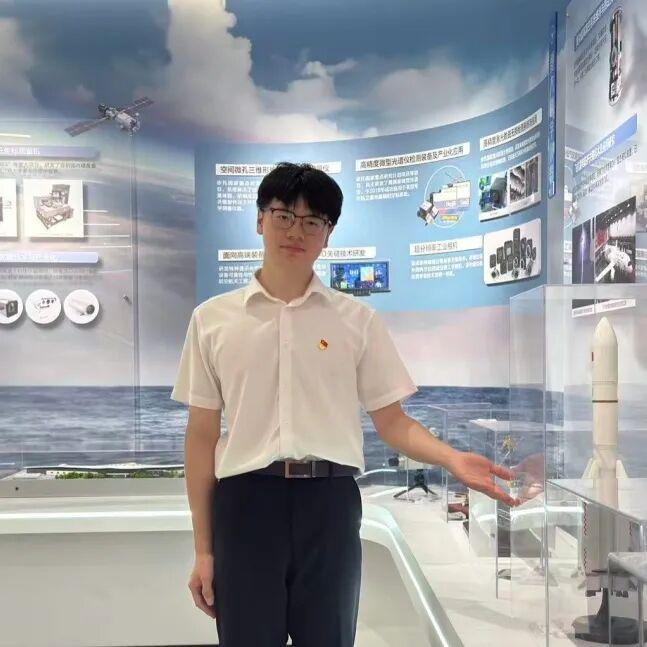 XeKh8h88yX8HqlRx.jpg